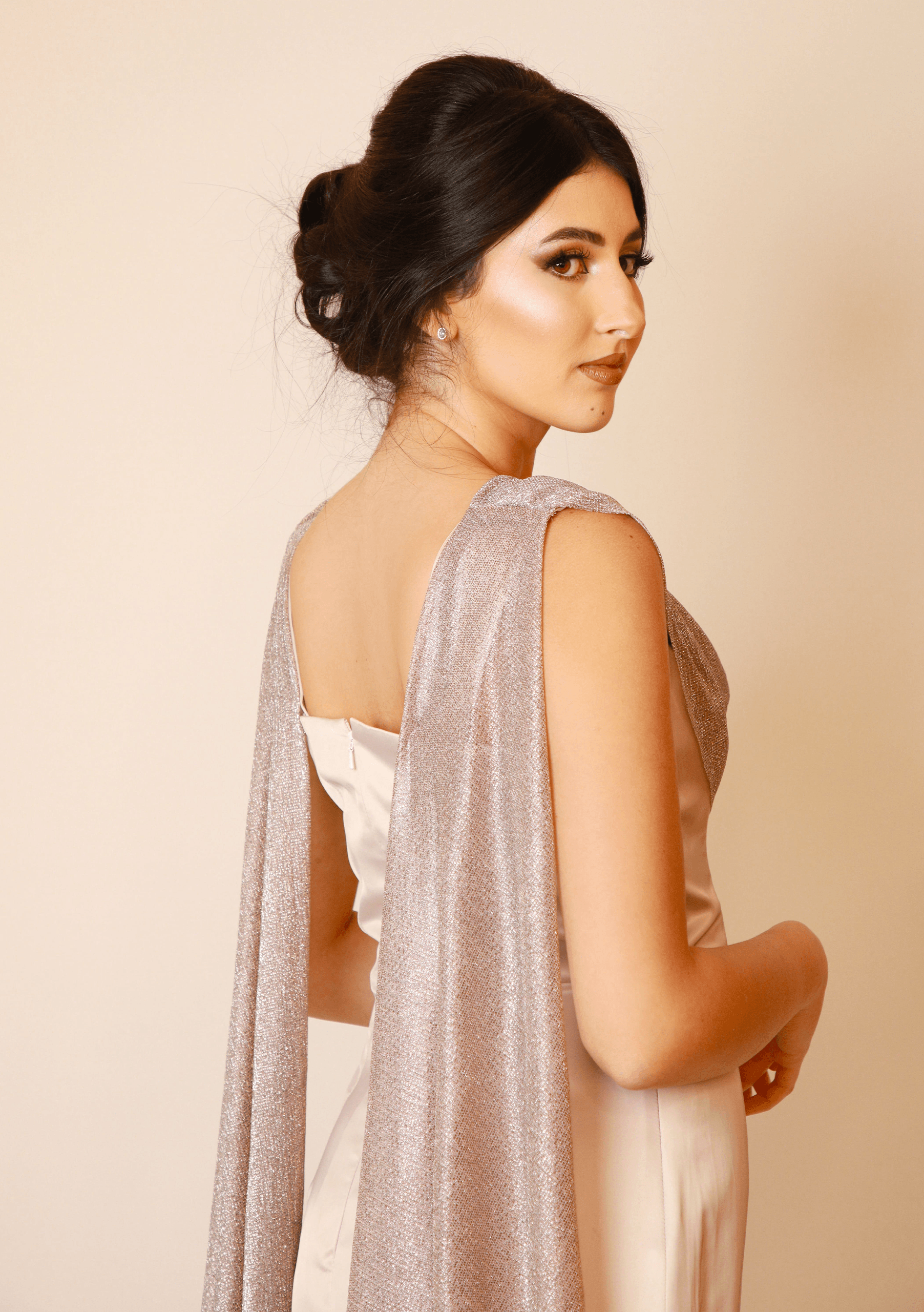 Luxurious Creamy Dress with Two back Flared tails - الصورة 3